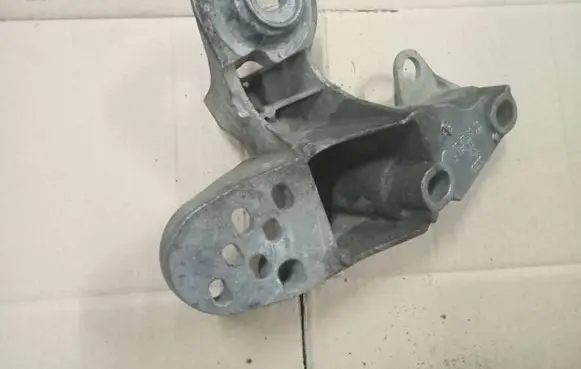 Volkswagen PASSAT B5.5 Engine mounting bracket 8E0199351A