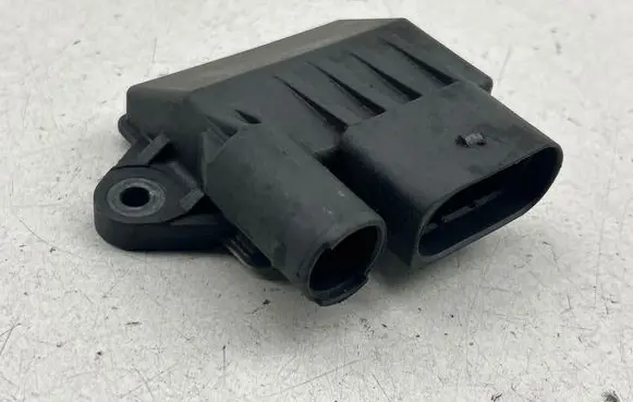 Mercedes-Benz E W211 Glow plug pre-heat relay 0522140709 E2110021048 17089002181