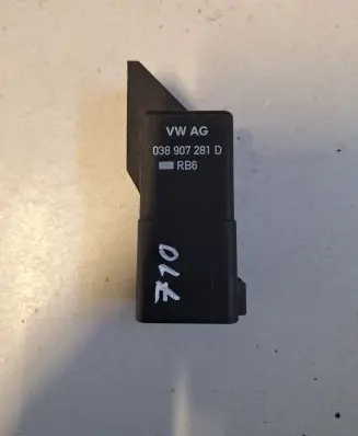 Volkswagen PASSAT B6 Glow plug pre-heat relay 0281003038