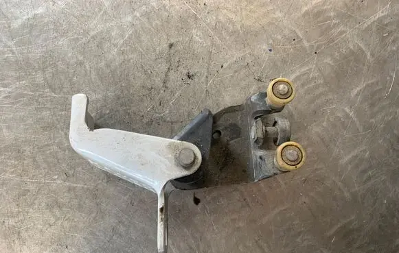 Renault Kangoo II Sliding door middle roller runner 497637G