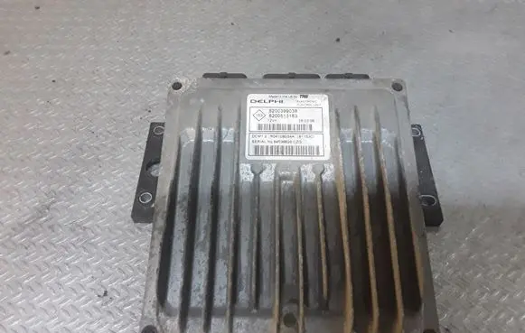 Renault Clio III Engine control unit/module 8200399038