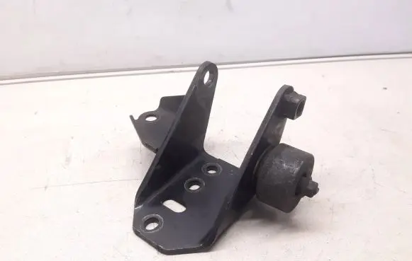 Toyota Avensis T250 Engine mounting bracket