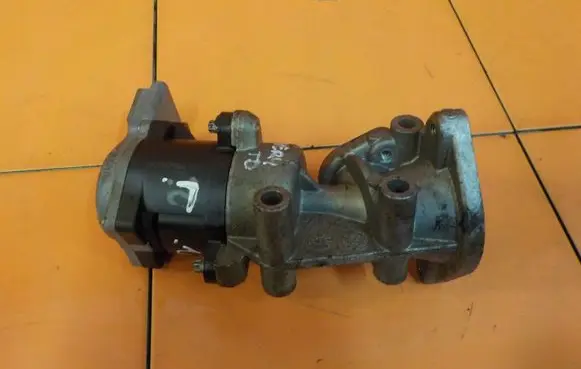 Land Rover Discovery 3 - LR3 EGR thermostat 7H2Q9D475DE