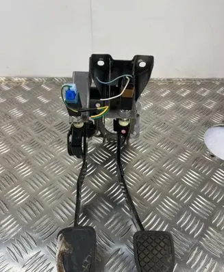Subaru Impreza II Pedal assembly 611144f