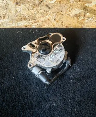 Volkswagen PASSAT CC Vacuum pump 03L145100F
