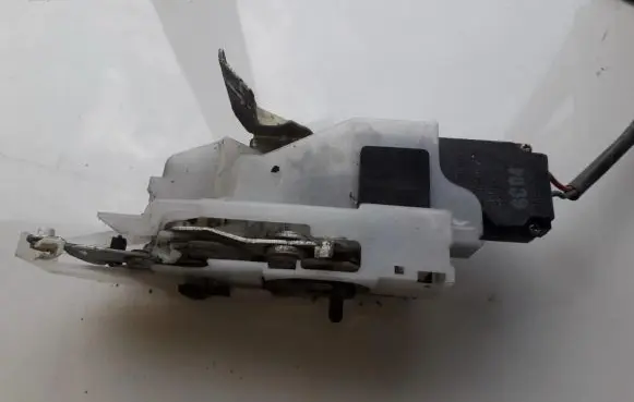 Mazda 323 F Rear door lock
