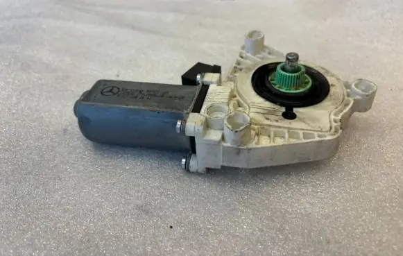 Mercedes-Benz S W221 Front door window regulator motor A2218202842 2218202842