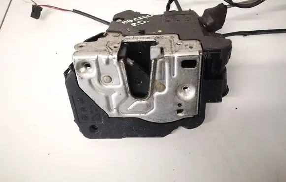Mercedes-Benz C W203 Front door lock 2037200235