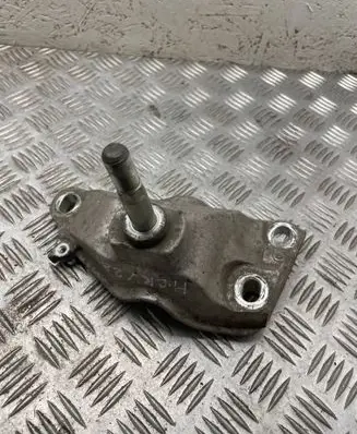 Honda CR-V Engine mounting bracket