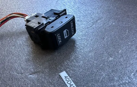 Nissan Navara Electric window control switch 252105X00A
