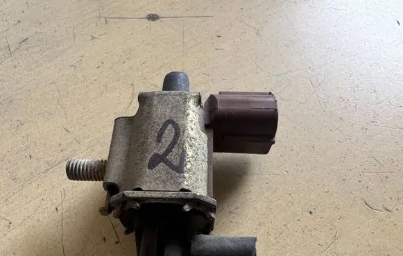 Mitsubishi Carisma Vacuum valve K5T48271