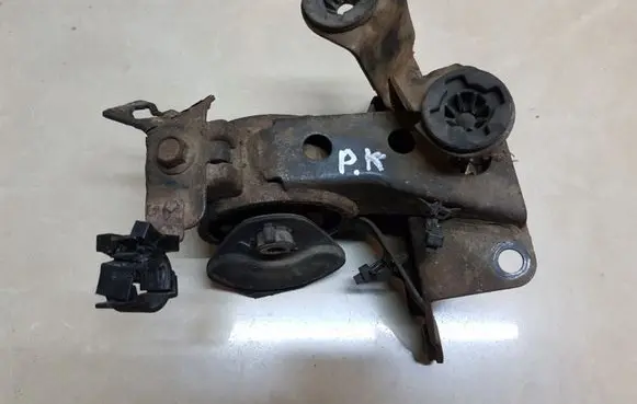 Nissan X-Trail T30 Engine mount bracket