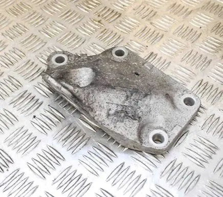 BMW 5 E60 E61 Engine mounting bracket 6776669