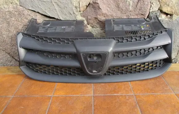 Dacia Sandero Front bumper upper radiator grill 623107634