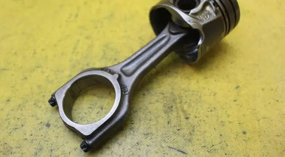 Peugeot 207 Piston with connecting rod