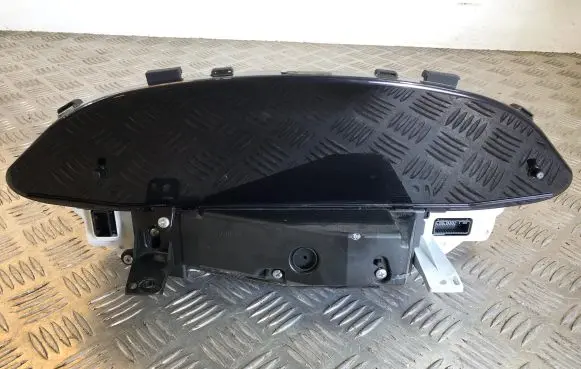 Toyota Yaris Speedometer (instrument cluster) 838000DJ00 MB4573003611