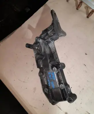Volvo XC90 Engine mounting bracket 8642196
