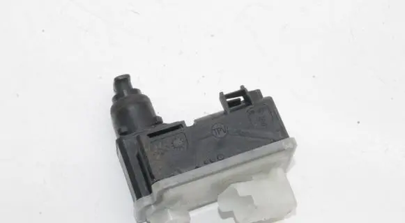 Peugeot 2008 II Fuel tank cap lock motor D513103