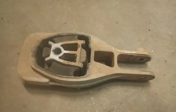 Opel Mokka Engine mount bracket