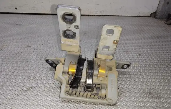 BMW 5 E60 E61 Tailgate/trunk/boot hinge 7061384