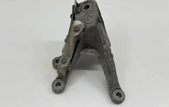 BMW 5 G30 G31 G38 Engine mounting bracket 6861564