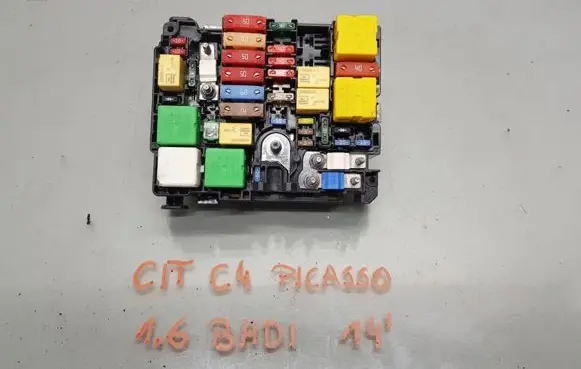 Citroen C4 II Picasso Fuse box set 9804848580