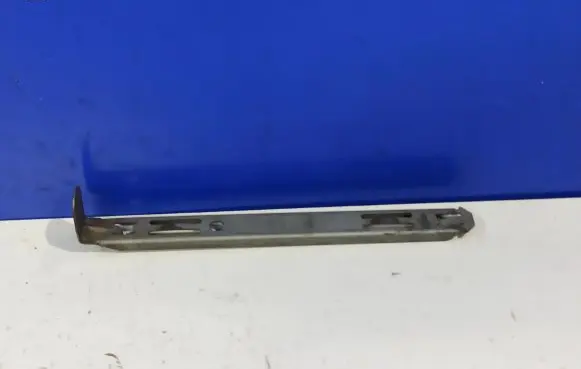 Headlight/headlamp mounting bracket