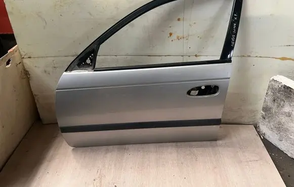 Toyota Avensis T220 Front door