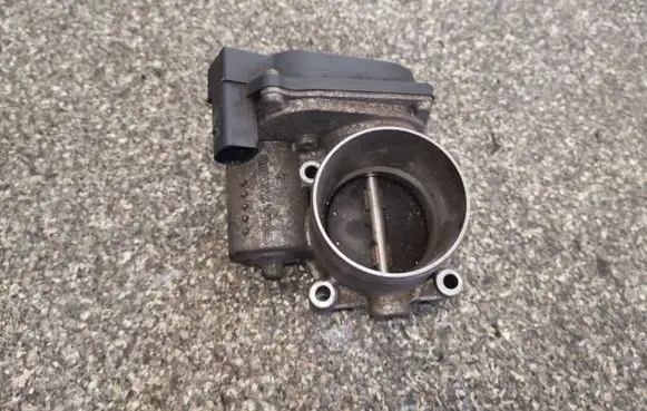 Volkswagen Golf V Throttle valve 03C133062C