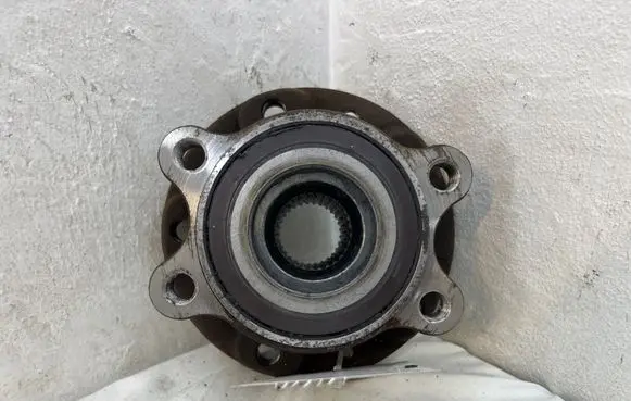 Nissan Qashqai J12 Front wheel hub