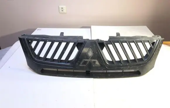 Front bumper upper radiator grill