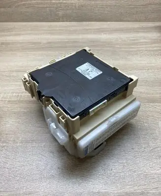 Toyota Auris E180 Fuse module 8922102331 50119221 8273012X80A