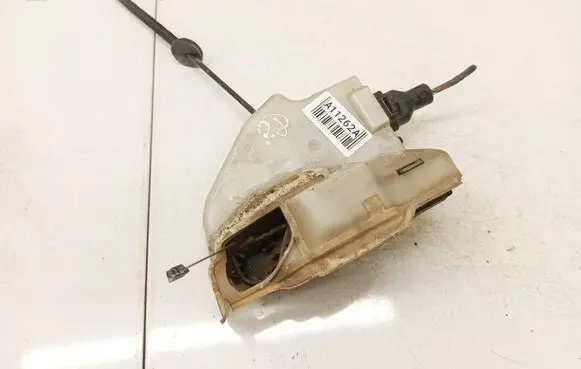 Volkswagen Jetta V Front door lock
