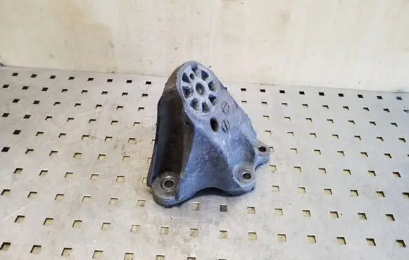 Volkswagen Touareg I Engine mounting bracket 7L6199307A