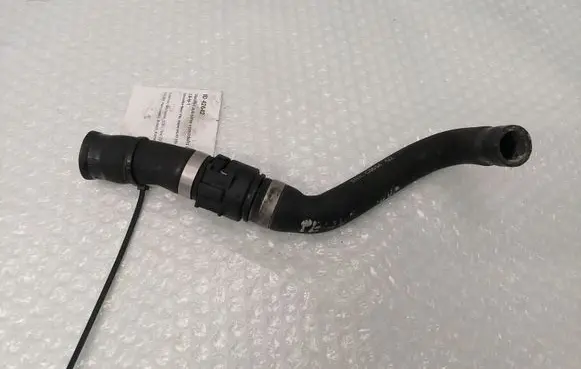 Mercedes-Benz Vito Viano W639 Engine coolant pipe/hose a6398324923