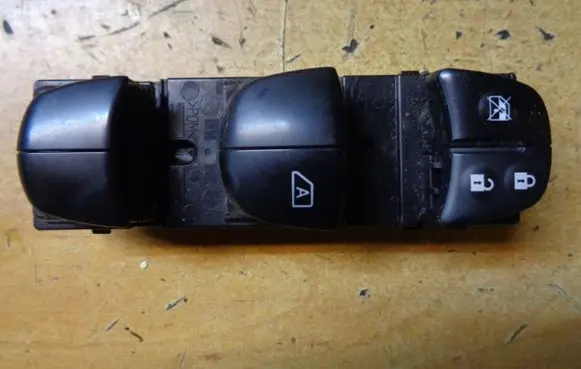 Nissan Qashqai Electric window control switch 14Z15S0