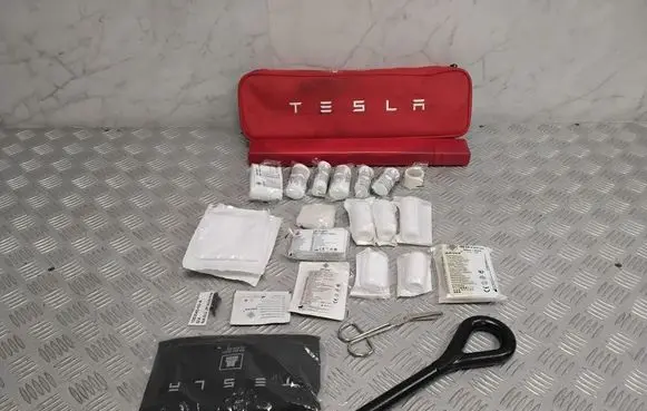 Tesla Model X First aid kit 105387100A