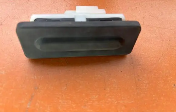 Opel Astra L Tailgate opening switch 9820395580 30560002