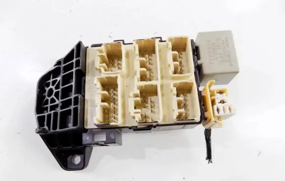 Toyota Avensis Verso Fuse module