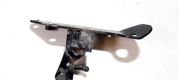 Engine mounting bracket