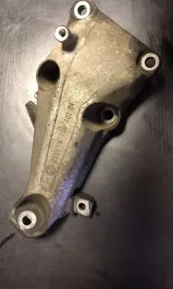 BMW 1 E81 E87 Engine mounting bracket 6760307