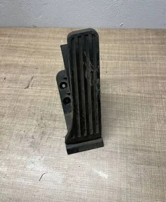 Mercedes-Benz C W204 Accelerator throttle pedal A2043000004 1145 121042