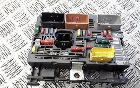 Peugeot 308 Fuse module 9675878280