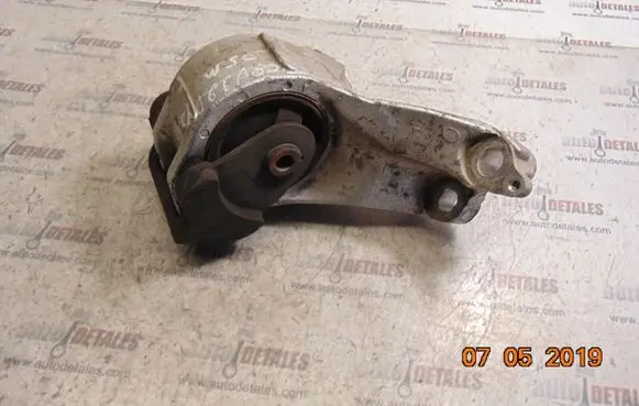 Honda CR-V Engine mount bracket