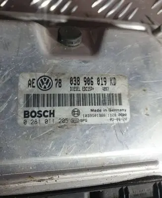 Volkswagen PASSAT B5.5 Engine control unit/module 038906019KD 0281011205