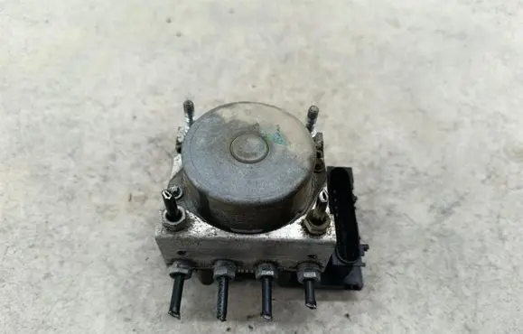 Nissan Note (E11) ABS Pump 476609U100