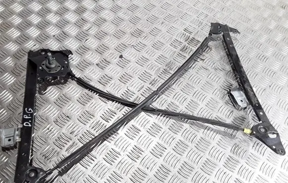 Rear door manual window regulator