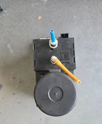 Audi A4 S4 B5 8D Central locking vacuum pump 8L0862257L 101011099