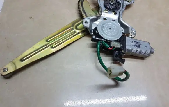 Mitsubishi Pajero Sport I Rear door window regulator motor MR144537