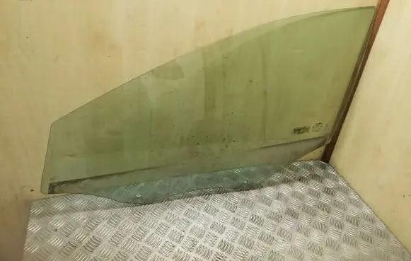 Volvo V40 Front door window glass four-door